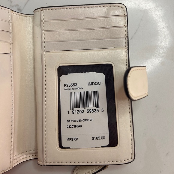 Coach Corner Zip Wallet in Signature- Like New - Picture 9 of 16
